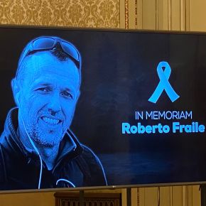 Periodistas e instituciones guardan un minuto de silencio en memoria de Roberto&nbsp;Fraile